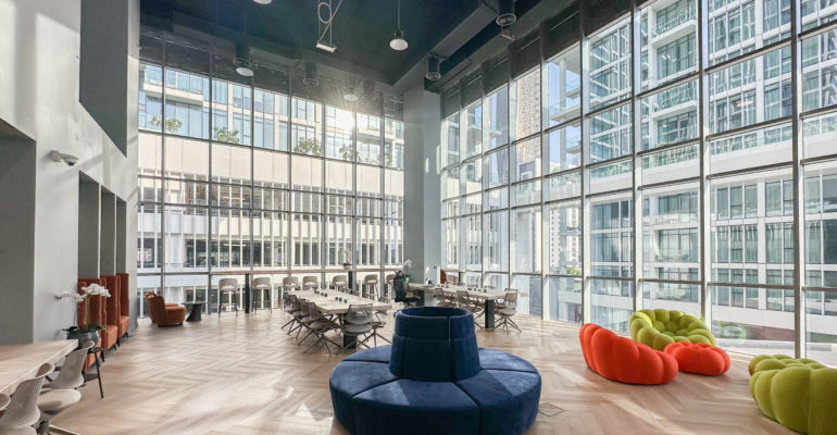 Modern and inspiring coworking space in Downtown Dubai with bright spaces and a collaborative atmosphere.